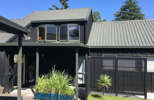 Cooks Beach Cottage | Cottage Charming, Private and Family Friendly 50m to beach!