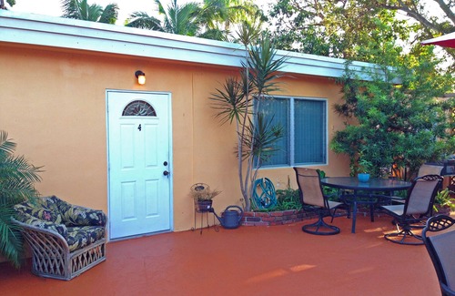 North Central Hollywood Cottage | Cottage. Clean/Quiet. 750sf, 1BR, 1BA. 24h Checkin. Laundry. Breakfast. Pool.