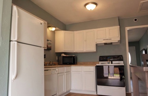 Pecan Tree - McCullough Apartment | Cottage Close to Campus - Scenic Stroll to Kyle
