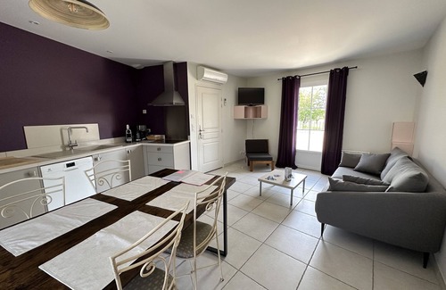 Crillon-le-Brave Cottage | COTTAGE Color LAVENDER