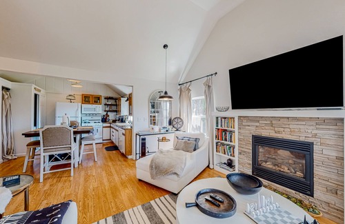 Nelscott House | Cottage de la Mer | House in Lincoln City with serene porch, walk to the beach