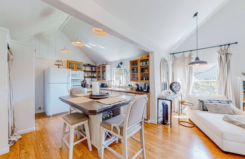 Nelscott House | Cottage de la Mer | House in Lincoln City with serene porch, walk to the beach