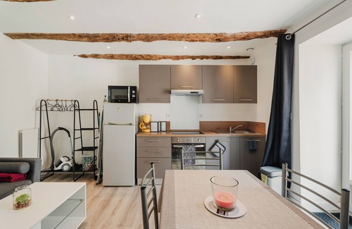 Saint-Carne House | Cottage 'Dépendance Au Charme Local' with Private Terrace, Shared Garden and Wi-Fi