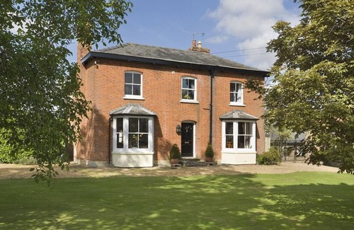 Cambridge Cottage | Cottage Elm Room at Wallis Farm House