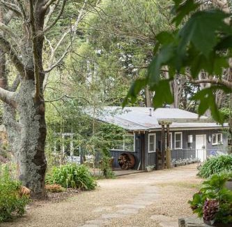 Red Hill South House | Cottage Enchantment - A Blooming Garden Getaway