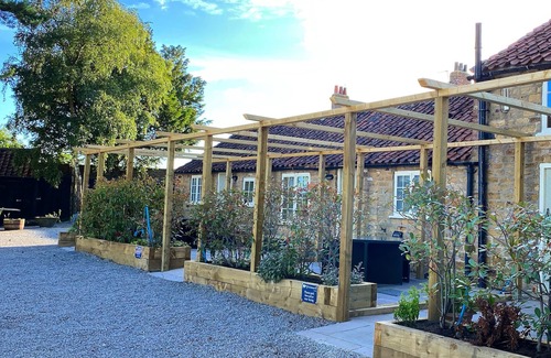 Crayke Cottage | Cottage-Ensuite-Large - Rose