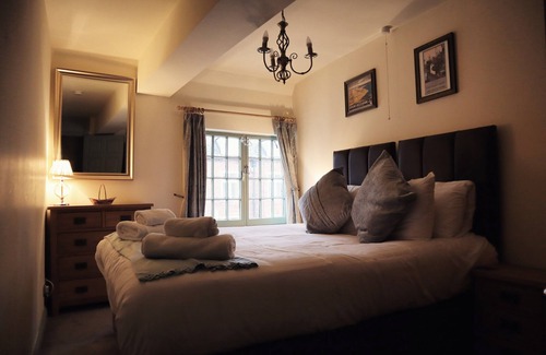 Lincoln House | Cottage Family Private Bathroom with a Street View