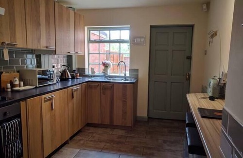 Lincoln House | Cottage Family Private Bathroom with a Street View