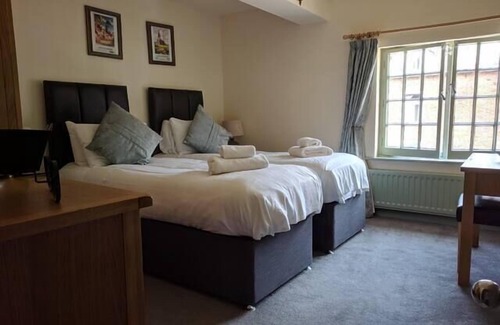 Lincoln House | Cottage Family Private Bathroom with a Street View