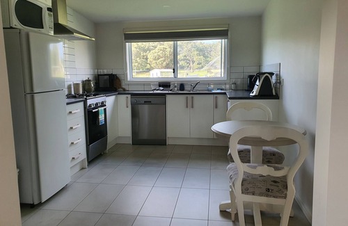 Hoddles Creek House | Cottage Farm Stay in a converted barn. Stunning views of the Yarra Valley.