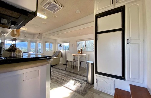 Talent House | Cottage features a queen-sized bed, dining area, and full kitchen.