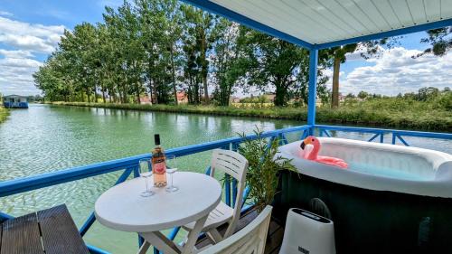 Ouges Boat Rental | Cottage flottant terrasse gamme supérieure option jacuzzi proche Dijon