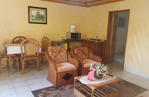 Kribi Cottage | Cottage for 2 Lounge + Kitchen B&B