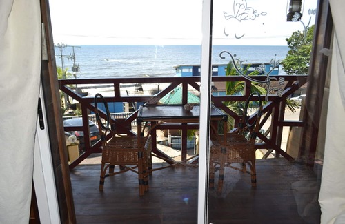 Kribi Cottage | Cottage for 2 Lounge + Kitchen B&B