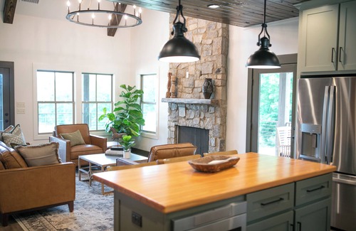 Cottondale House | Cottage Getaway Near Tuscaloosa - Honeysuckle Rose