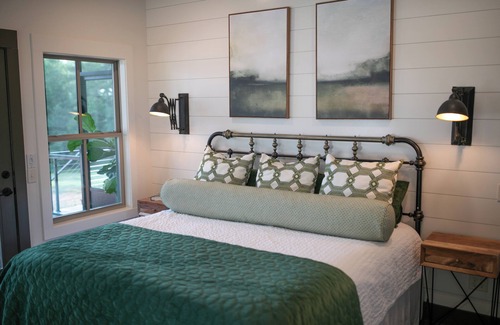 Cottondale Hotel | Cottage Getaway Near Tuscaloosa - Pappy's Place
