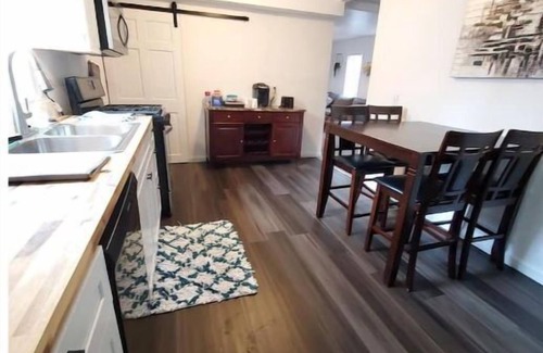 Auburn Cottage | Cottage getaway, pet friendly, fully fenced yard