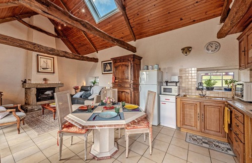 Guiclan House | Cottage 'Gîte Calme Avec Jardin Et Terrasse' with Private Terrace, Private Garden and Wi-Fi