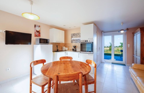 Cast House | Cottage 'Gite L'hermine' with Private Terrace, Shared Garden and Wi-Fi