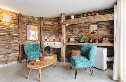 Pissotte House | Cottage 'Gite Les 3 Piliers' with Private Terrace, Shared Garden and Wi-Fi