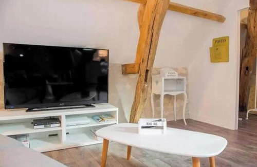Les Ormes Cottage | Cottage 'Gîte Pierre D'argenson' with Shared Pool, Private Terrace and Wi-Fi