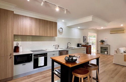Macmasters Beach Cottage | Cottage Hill Creek: guest house near beach & bush