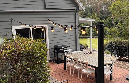 Macmasters Beach Cottage | Cottage Hill Creek: guest house near beach & bush