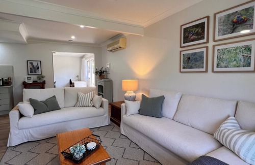 Macmasters Beach Cottage | Cottage Hill Creek: guest house near beach & bush