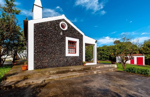 Biscoitos Cottage | Cottage House with A/C – Big Garden - FREE Wood