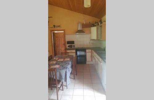 Mohill House | Cottage ideal for Family's & private lake access
