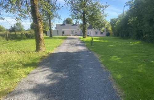 Ballyroddy Cottage | Cottage in a rural setting with large conservatory.