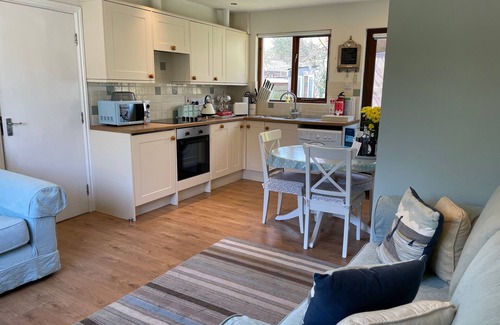 Alnmouth Cottage | Cottage in Alnmouth, parking, garden, tree house, bike shed. Beach - 5 min walk.