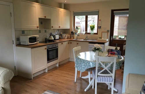 Alnmouth Cottage | Cottage in Alnmouth, parking, garden, tree house, bike shed. Beach - 5 min walk.