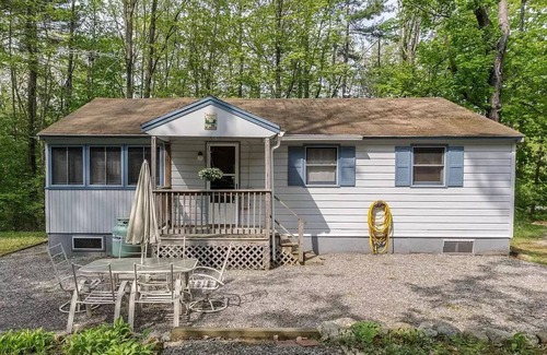 West Alton Cottage | Cottage in Alton - Lake Adjacent