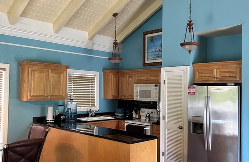 Sandy Point Cottage | Cottage in an Oasis of Palm Tree's with a Pool - 5mn from Beach!