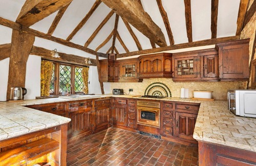 Crawley Down Cottage | Cottage in Crawley Down with Hot Tub & Tennis