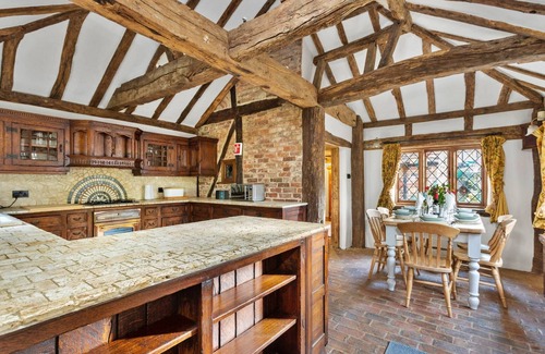 Crawley Down Cottage | Cottage in Crawley Down with Hot Tub & Tennis