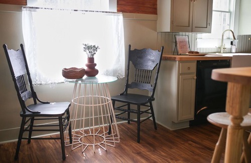 Franklin House | Cottage in Downtown Franklin. Kid and pet friendly !