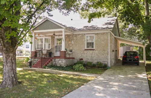 Franklin House | Cottage in Downtown Franklin. Kid and pet friendly !