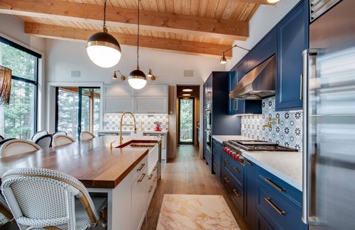Lake of Bays Cottage | Cottage in elegance at this luxury lakeside escape.