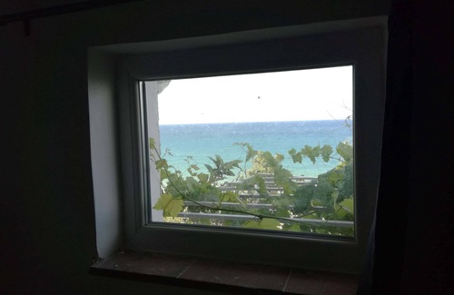 Torre Colonna-sperone House | Cottage in front of the beach, with large garden and parking