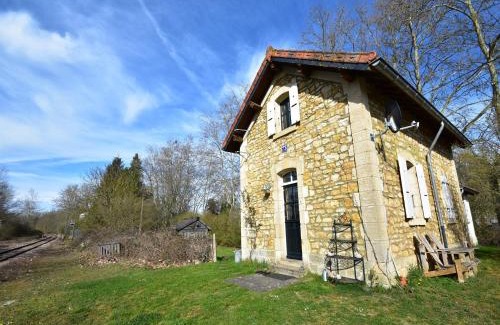 Montaron House | Cottage in France with Garden near Lake