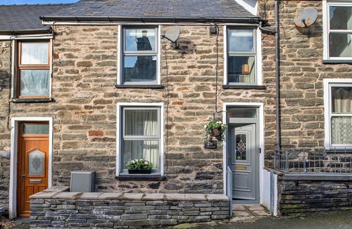 Rhiwbryfdir House | Cottage in Snowdonia near Scenic Trails
