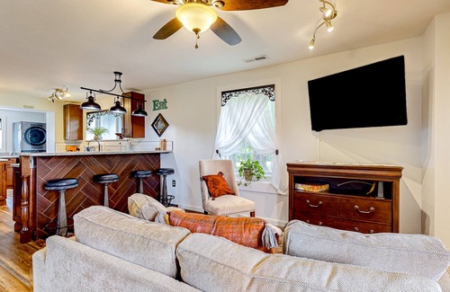 Hendersonville Cottage | Cottage in Hendersonville with yard, Patio, Full Kitchen and WIFI