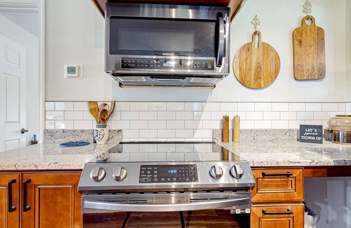 Hendersonville Cottage | Cottage in Hendersonville with yard, Patio, Full Kitchen and WIFI