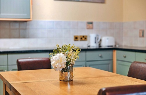 Eaton Mascott Cottage | Cottage in Netley Hall with Scenic Trails