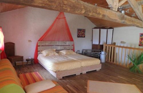 Saint-Jean-de-Sauves House | Cottage in Saint-Jean with Terrace
