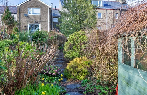 Ffestiniog Cottage | Cottage in Snowdonia with Stunning Mountain Views