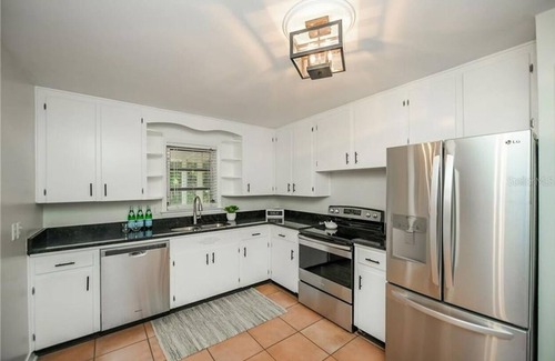 Alta Vista House | Cottage in the City close to Everything!