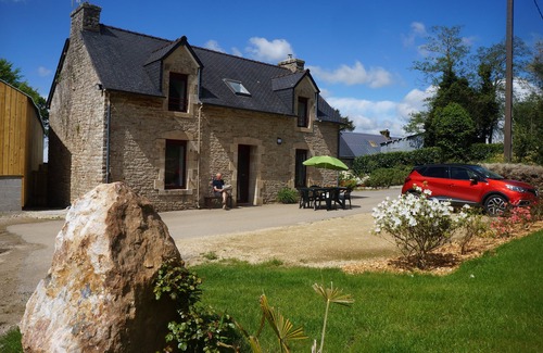 Leuhan House | cottage in the countryside with its view of the black mountains
